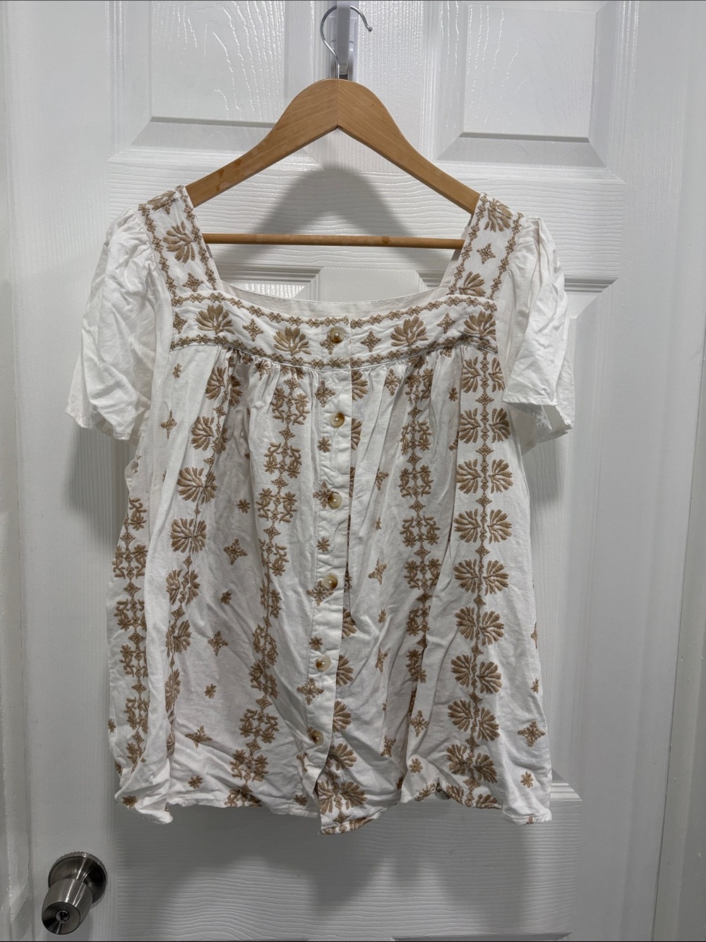 torrid White Blouse with Tan Floral Embroidery